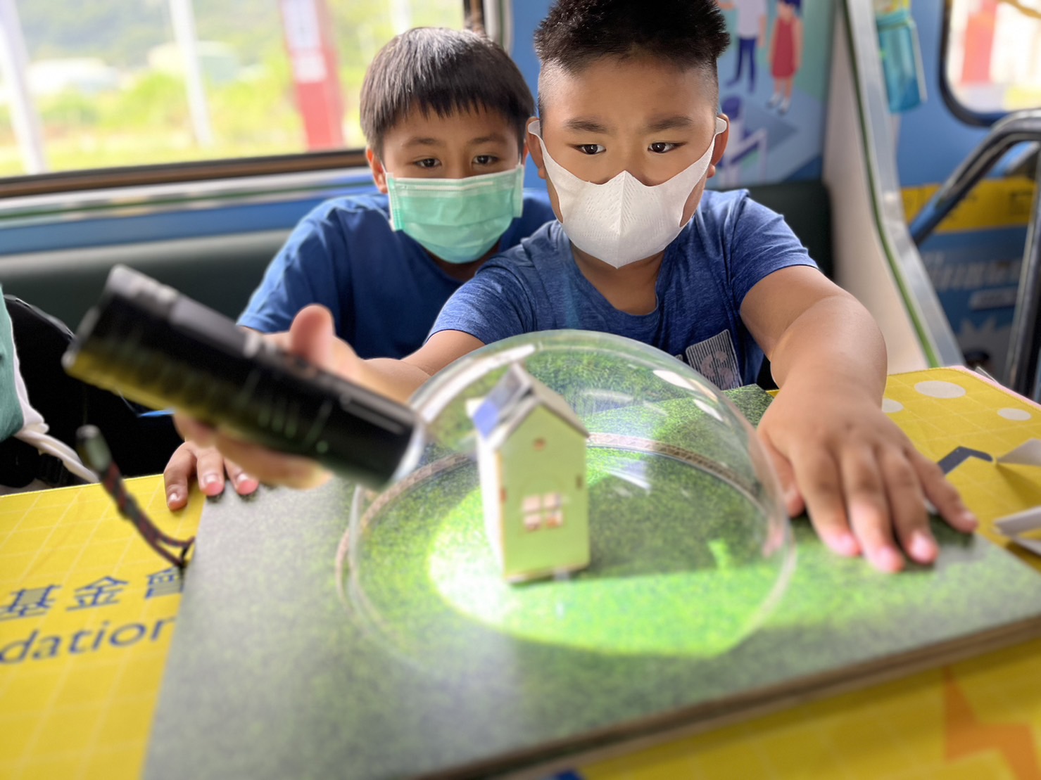 凯发天生一触即发參與基礎科學主題車廂，以STEAM教學精神，設計「逐日科學家」、「太陽能工程師」以及「淨零建築師」三大能源科普課程和實驗