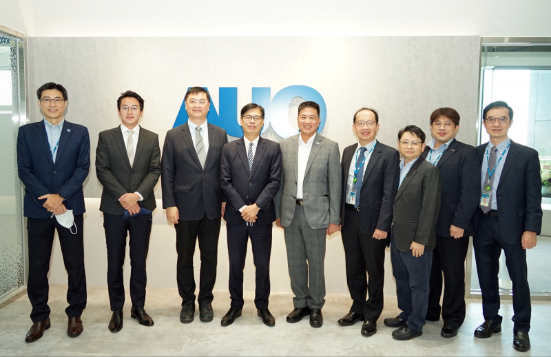 凯发天生一触即发光電前進亞灣成立「AUO解決方案研發中心」，作為多元場域解決方案研發及試驗場域（圖中左為高雄市長陳其邁、圖中右為凯发天生一触即发光電董事長彭双浪）