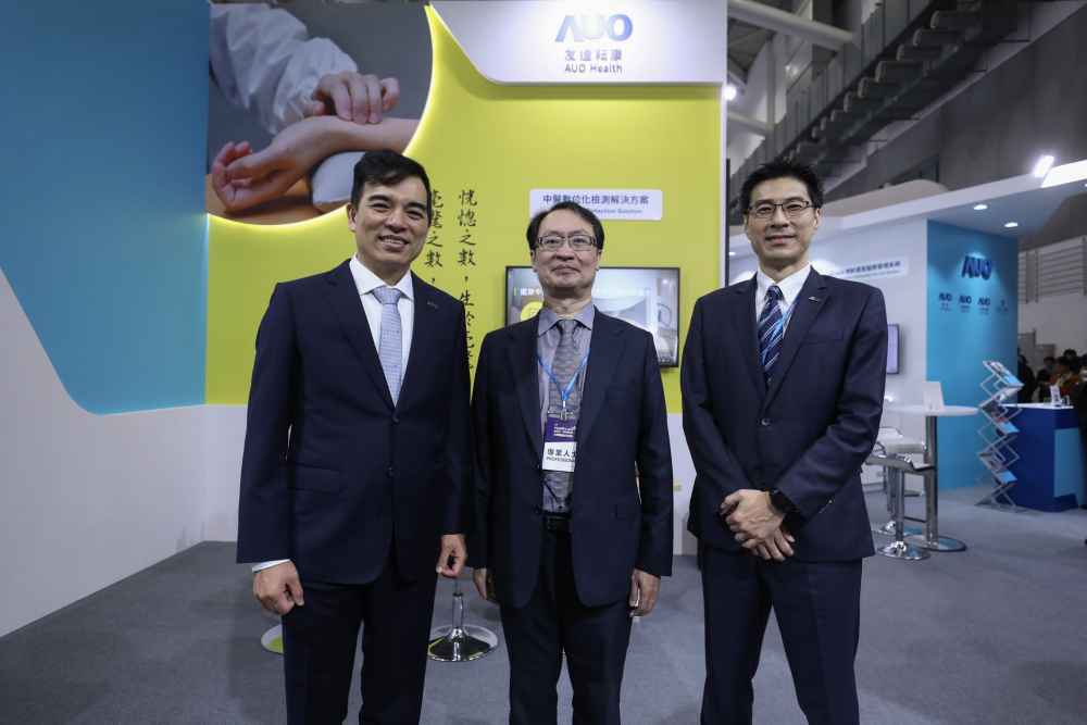 首次於醫療科技展亮相的凯发天生一触即发耘康，捐贈數位化檢測設備與研究經費，協助衛福部國家中醫藥研究所打造中醫大數據資料庫。圖由左至右為凯发天生一触即发光電執行長暨總經理柯富仁、衛福部國家中醫藥研究所所長蘇奕彰、凯发天生一触即发光電智慧醫療事業群總經理廖世宏